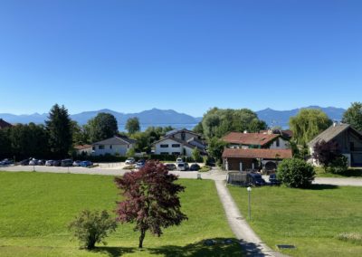 Ausblick vom Oberstüberl-Balkon Richtung Chiemsee und Alpen