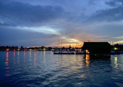 Ausblick vom Dampfersteg in Seebruck am Abend