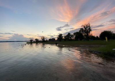 Sonnenuntergangs-Himmel im Strandbad Seebruck