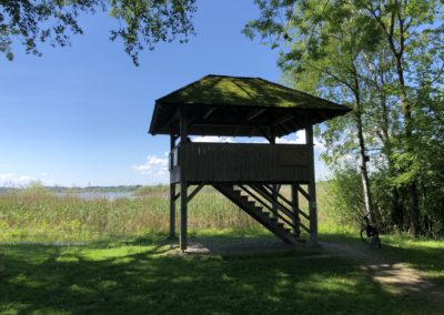 Vogelbeobachtungsstation im Kurpark am Chiemseeufer