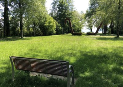 Skulptur „Aus dem Vollen schöpfen“ im Kurpark Seebruck