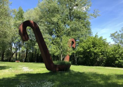 Skulptur „Aus dem Vollen schöpfen“ im Kurpark Seebruck