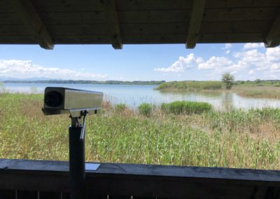 Fernrohr an der Vogelbeobachtungsstation im Kurpark Seebruck